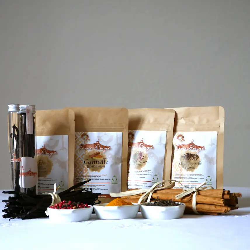 Cuillère joliement disposée contenant du poivre noir